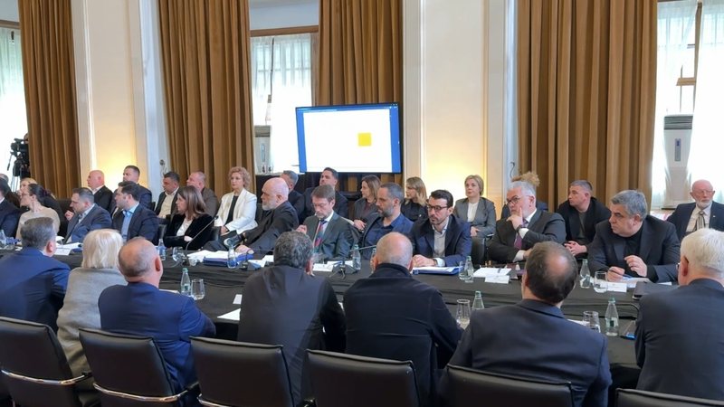 Çfarë po diskutohet në mbledhjen e grupit të PS, Rama urdhër ministrave dhe deputetëve: Zbrisni në terren, flisni me qytetarët