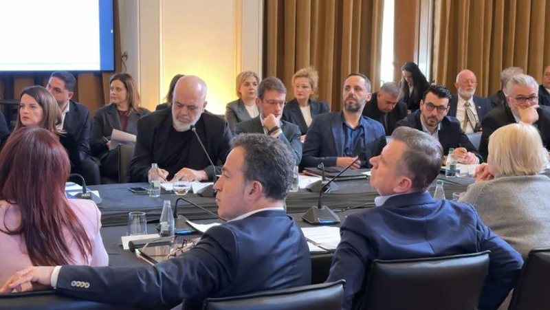 Rama kërkon plane nga bashkitë për legalizimet, detaje nga mbledhja e grupit parlamentar të PS