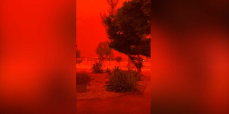 Qielli i kuq, pamje apokaliptike pas ciklonit Narelle në Australi (Video)