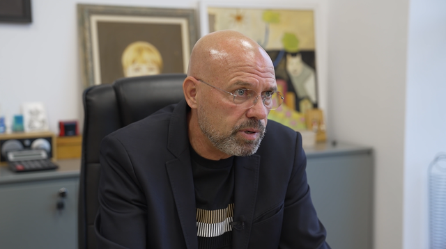 “Elisa ka bërë zhurmë në orë të mësimit”, Manjani satirizon panoramën politike të fundjavës