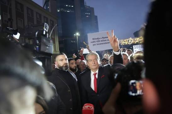 Berisha lajmëron protestën e radhës, kësaj here te Parlamenti