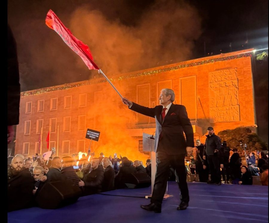 Pse Berisha po i dëshpëron demokratët duke u shfajësuar për sulmin mbi ish shtëpinë e Enver Hoxhës