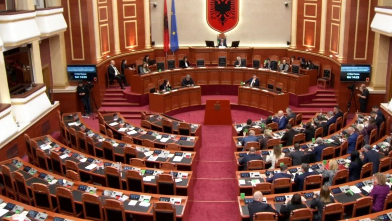 Mes sherrit, kaosit dhe braktisjes së sallës nga deputetët e PD, mazhoranca voton në Kuvend projektligjet e rendit të ditës