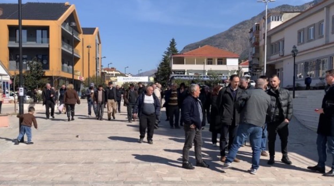 Banorët e fshatrave të Bulqizës hyjnë me forcë në Bashki, kundërshtojnë ndërtimin e një HEC-i