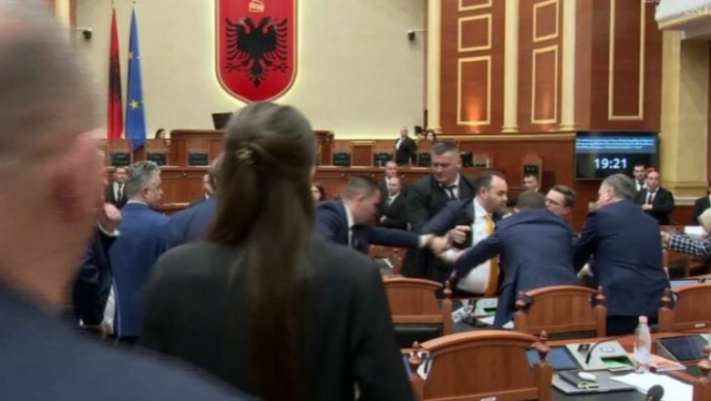 ‘Bllokuan foltoren dhe përdorën gjuhë të papërshtatshme’- PS kërkon përjashtimin e Bardhit dhe Klevis Balliut nga Kuvendi, shkak sherri me Ballën