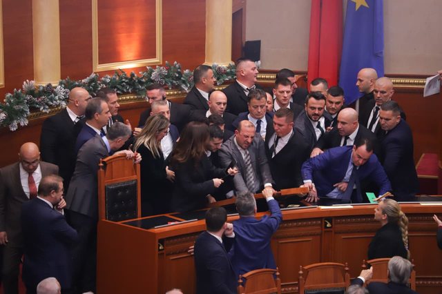 Pse fjalori i rrugës në Parlament nuk bien me ndryshim në Rregullore?