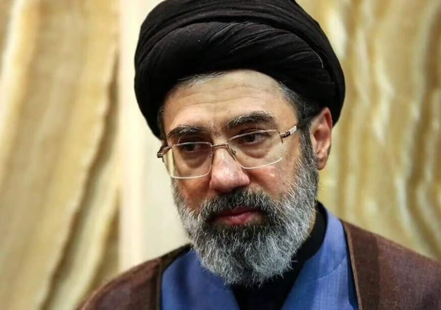 Izraeli tenton të eliminojë pretendentin kryesor të “fronit” në Iran, plagoset djali i Khameneit!