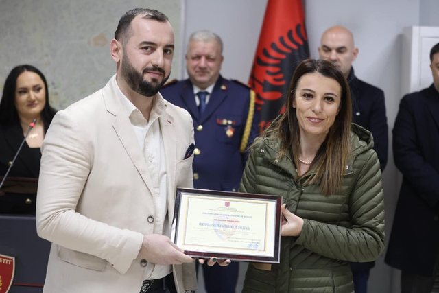 Polici Rezart Kuçi para një viti vlerësohej për “shërbime të dalluara” – Sot u arrestua si pjesë e grupit të Inez Hajrullës