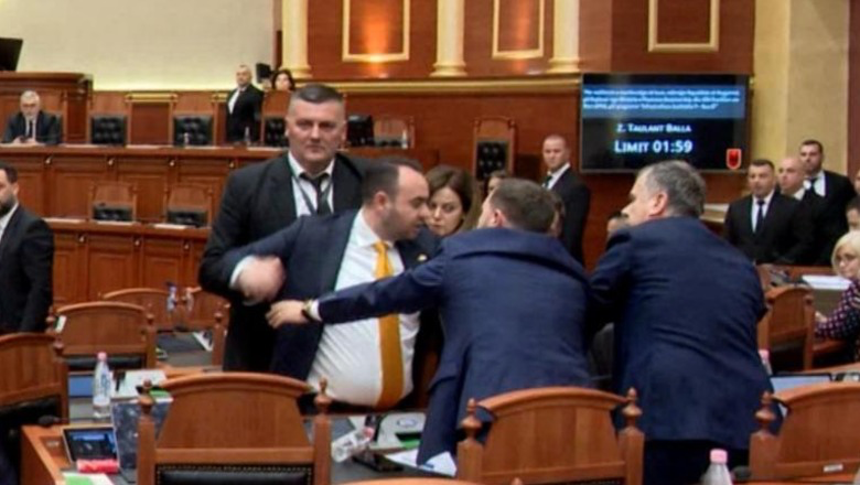 ‘Për ty kam numrin 0900’- Sherri pas deklaratës së Ballës, Sekretariati i Etikes përjashton me 10 ditë nga Kuvendi Bardhin dhe Balliun