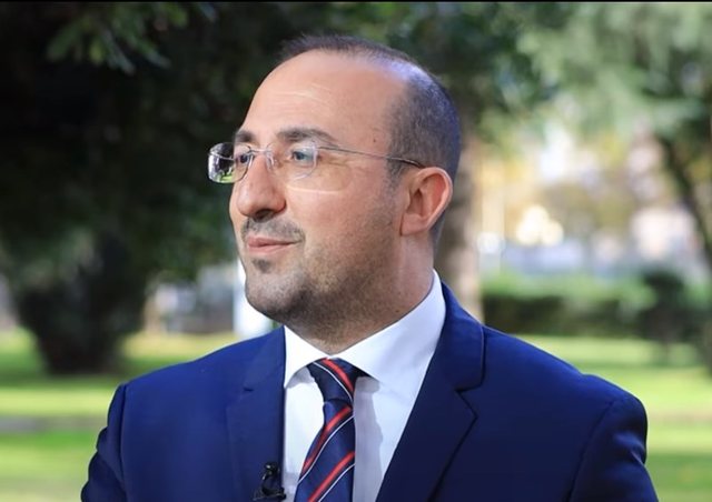 Deputeti demokrat rrëfen jetën si emigrant në Itali: Kam fjetur 20 ditë rrugëve, pastaj fillova punë në stadium