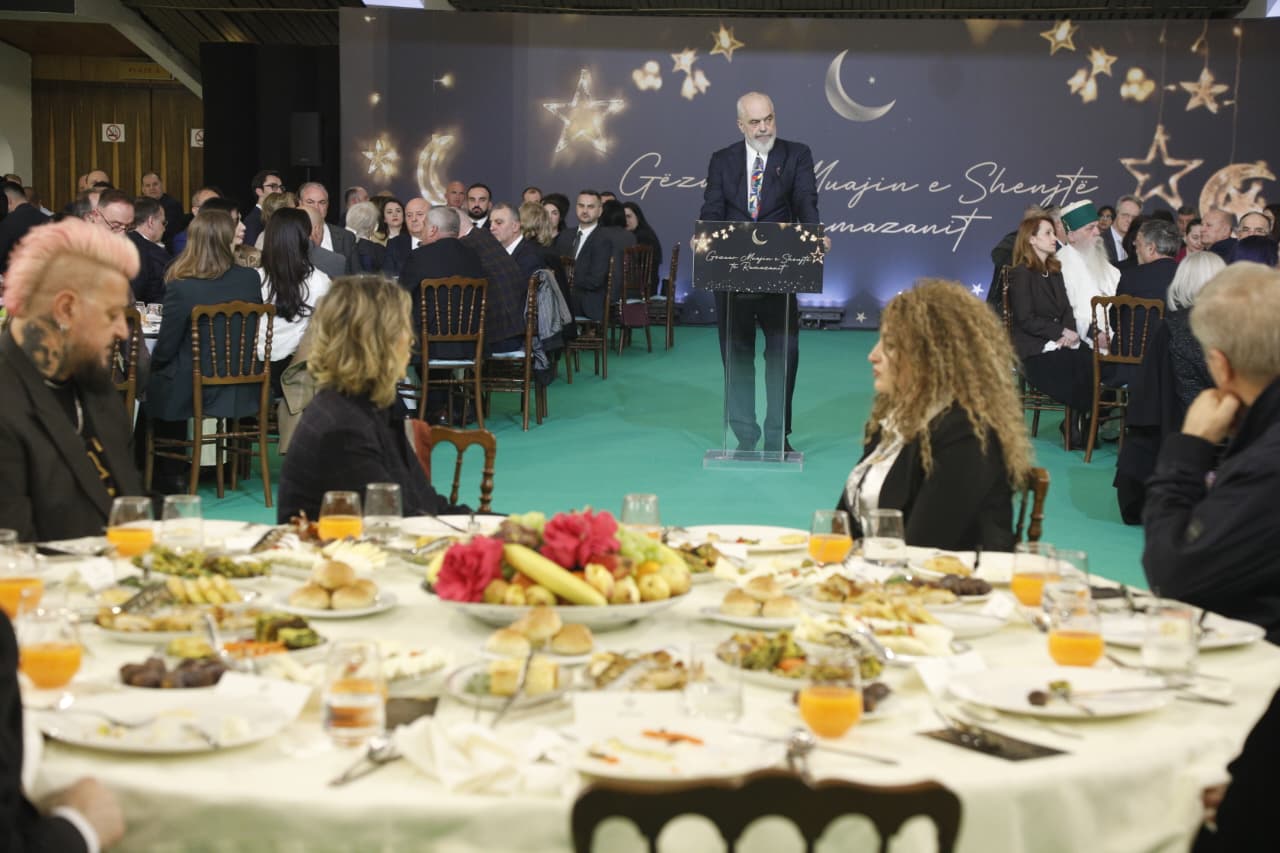 Plaçkitesit e Shqipërisë mblidhen për iftar në Tiranë, bëhen bashkë hajdutë, rrufjanë, gay