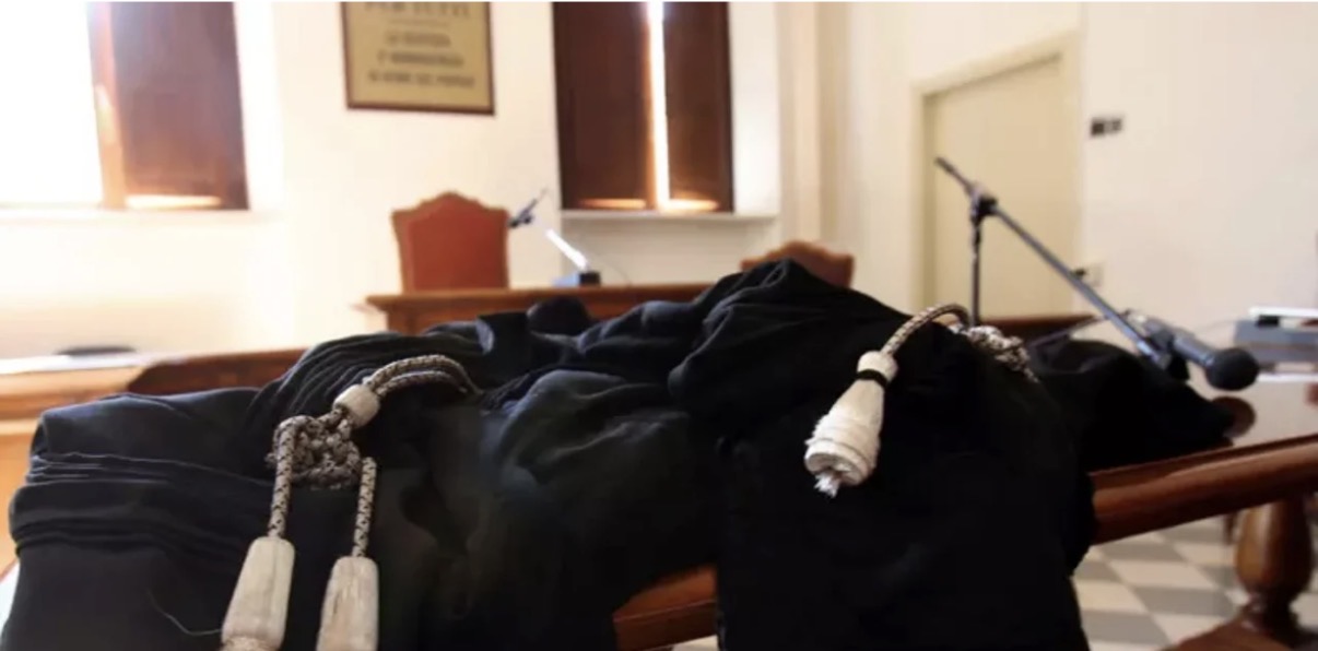“Nëse nuk më jep paratë, do të të rrah”/ Kërcënoi për muaj me radhë një 14-vjecar, në pranga i riu shqiptar në Itali