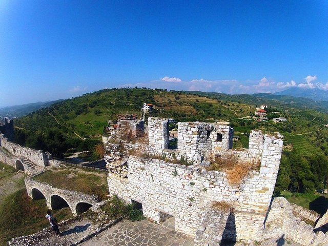 E rëndë në Berat/ Turistja bie nga një mur në lagjen ‘Kala’, transportohet tek Trauma!