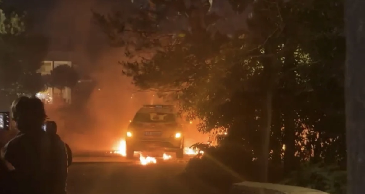 Protestuesit e PD i vënë flakën makinës së Policisë, kundërpërgjigje me gaz lotsjellës