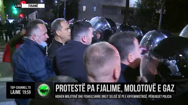 Flamur Noka përplaset me policinë, thyen kordonin e sigurisë pranë Piramidës, hidhen molotovë