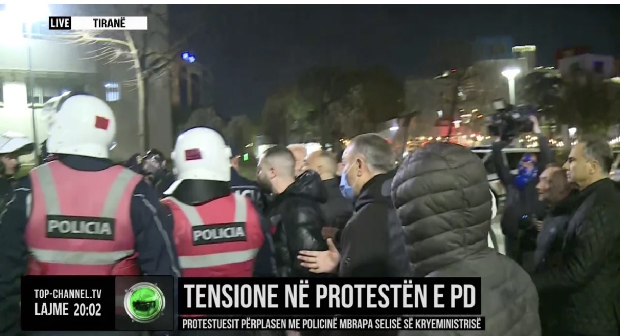 Sali Berisha ndihet keq nga gazi lotsjellës, rrethohet nga truprojat dhe largohet në banesë