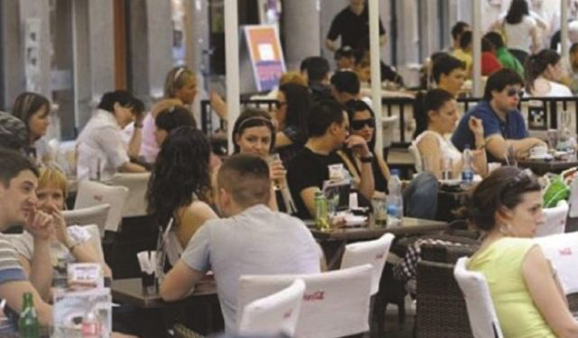 Të rinjtë nuk pinë më alkool, konsumi në bare dhe restorante në pikën më të ulët!