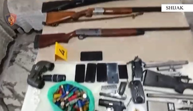 Arsenal armësh dhe drogë, arrestohet 59-vjeçari! Dyshohet se i ka trafikuar me qëllim shitjen në Shijak
