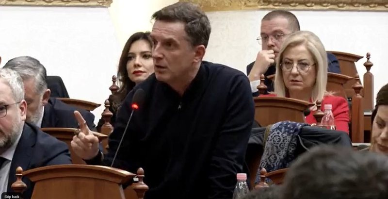 Erion Braçe revoltohet me ministrin e Bujqësisë: Ka dy muaj që e kërkoj