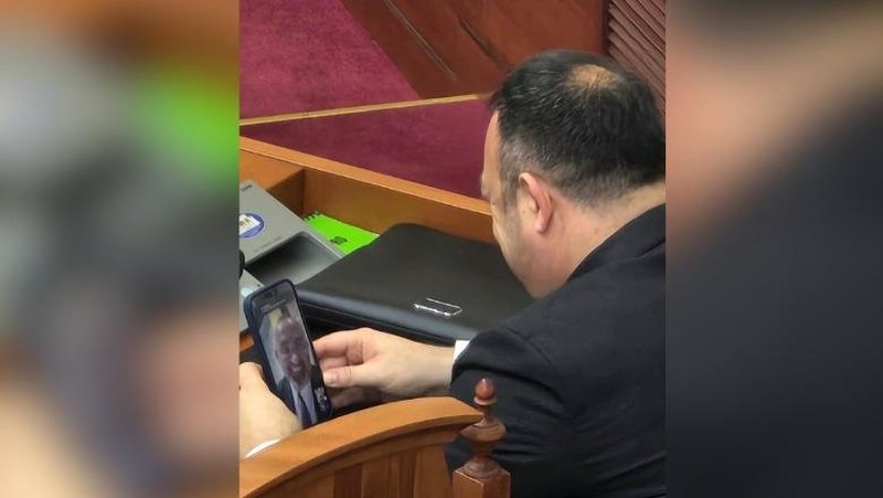 FOTO-LAJM: Ulsi Manja dhe Ervin Hoxha “shkrihen” së qeshuri në videocall