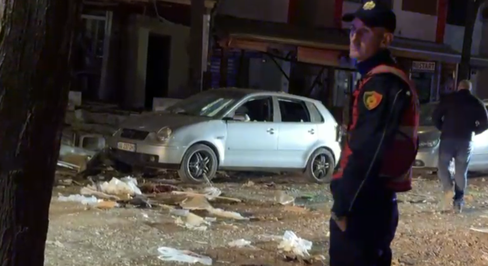Shpërthim i fuqishëm në Lezhë, dëmtohen makina dhe biznese – DETAJE