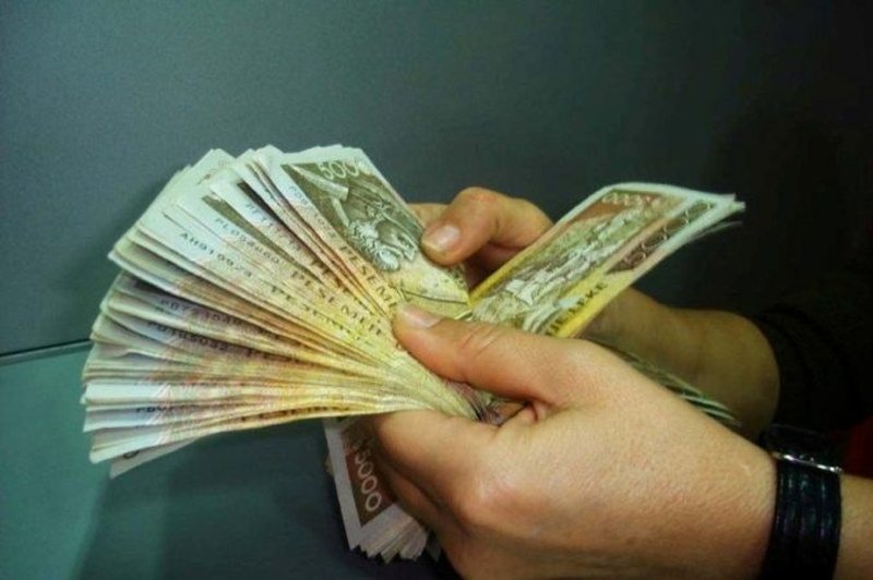 Për herë të parë numri i punonjësve me paga të larta kalon ata me pagë minimale