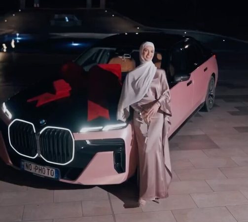Çfarë po ndodh me Hatin, policia i sekuestron BMW-në luksoze ngjyrë rozë në mes të Tiranës!
