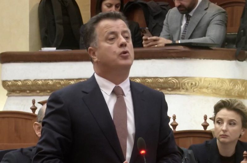 I tha Ballës “do të të rrjep si kec” dhe e qëlloi me shishe, Flamur Noka përjashtohet 20 ditë nga Kuvendi