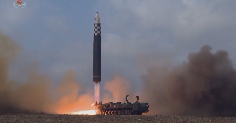 Zgjohet Koreja e Veriut, Kim Jong Un “luan” me raketa balistike, shpërthime në det