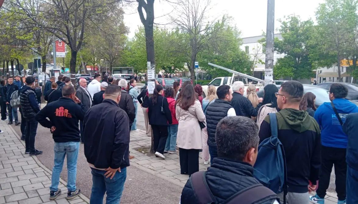 FOTO/ Shtrenjtimi i naftës redukton flotën e urbaneve, kaos në stacionet e Tiranës