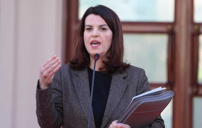 Zjarri te kompleksi i ‘Arlis’, zv.kryeministrja Koçiu shkon te pallati i djegur: Bonus qiraje për banorët