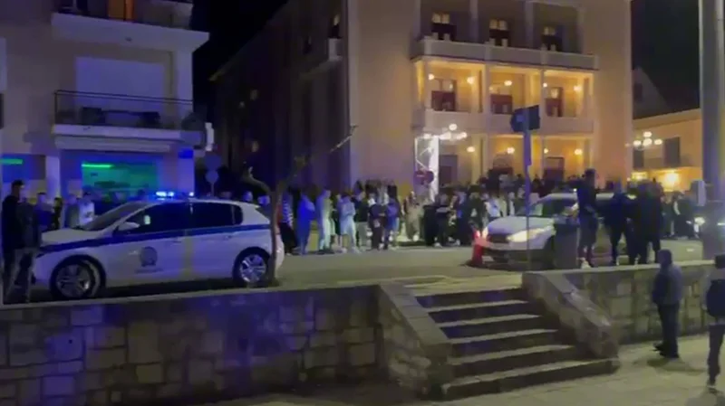 Vdekja e 19-vjeçares shqiptare, dhjetëra persona jashtë gjykatës në Kefalonia! Lihen në paraburgim 3 të pandehurit