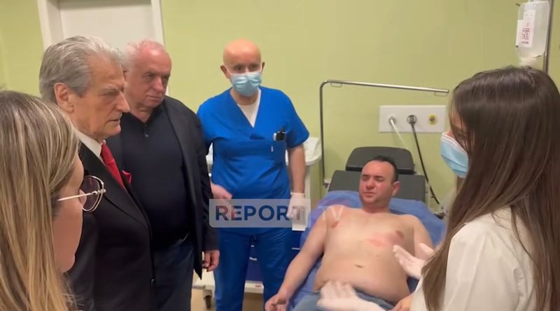 ‘U shërua sa erdhe ti’, Berisha ‘qetëson’ Balliun pas lotëve në protestë! Në ndihmë i vjen edhe Çim Peka
