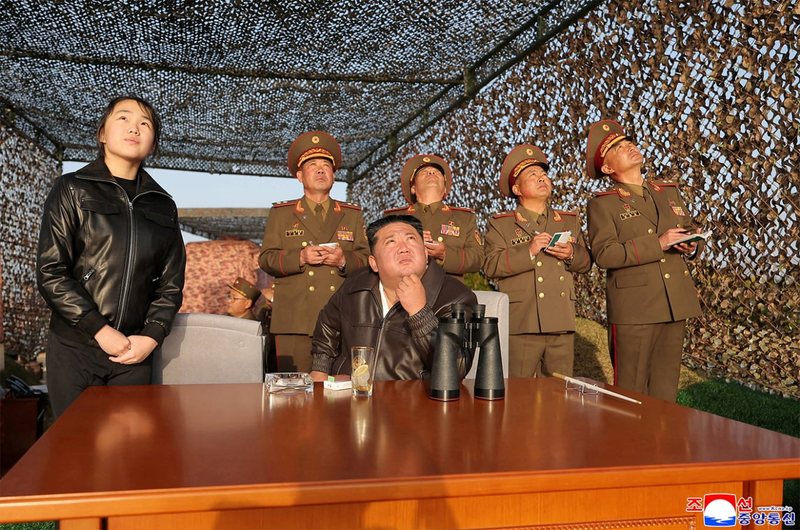 Koreja e Veriut teston 5 raketa balistike në prani të Kim Jong Un, Seuli reagon: Ndalni provokimet