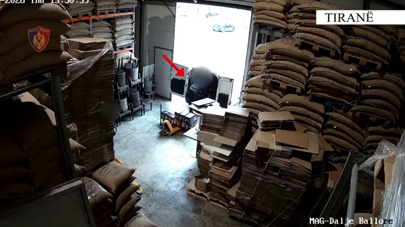 Vodhën 40 ton kafe nga magazina ku punonin dhe e shitën, arrestohen dy persona. Procedohet shpërndarësi
