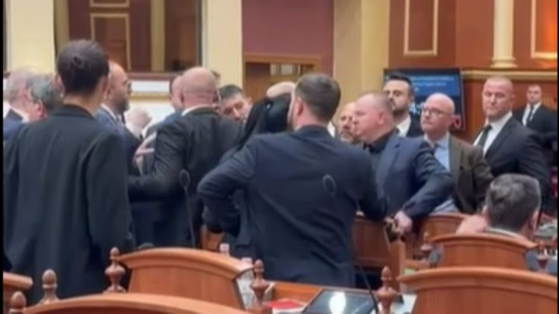 Tensionet në Kuvend, Flamur Noka godet me shishe uji Taulant Ballën pas ndërprerjes së seancës