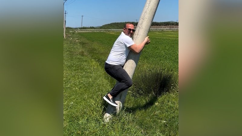 VIDEO/ Deputeti i PD ja hipën shtyllës në fshat: Ooo…