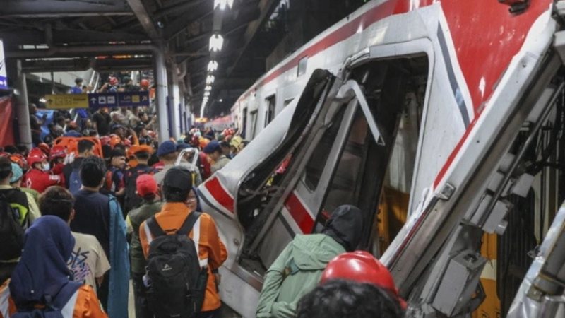Aksident tragjik në Indonezi, 2 trena përplasen me njëri tjetrin, 14 viktima dhe 81 të plagosur