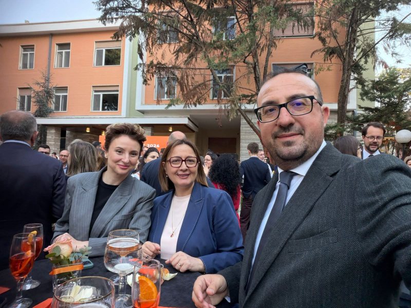 FOTO-LAJM: Deputeti i Lushnjës drekon në vilën e Enverit pas djegies me molotovë