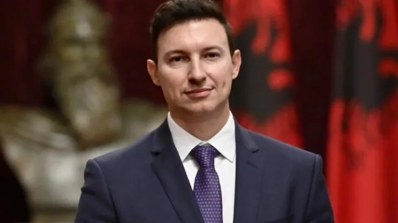 “Një burrë shteti mendon për brezin e ardhshëm,” Ambasadori i Shqipërisë në Shkup, mesazh të koduar para protestës për gjuhën shqipe
