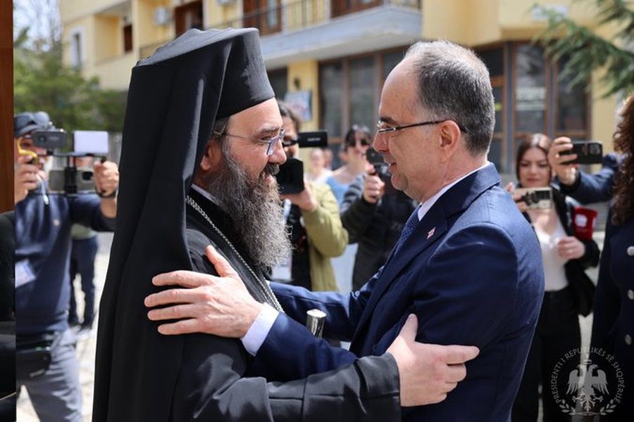 Presidenti Begaj uron besimtarët ortodoksë nga Korça: Pashkë e bekuar për të gjithë shqiptarët!