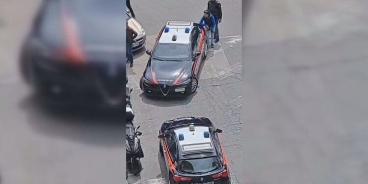 Grabitja e frikshme si në filma në Itali, maska aktorësh, pengje dhe arratisja me tunel poshtë bankës