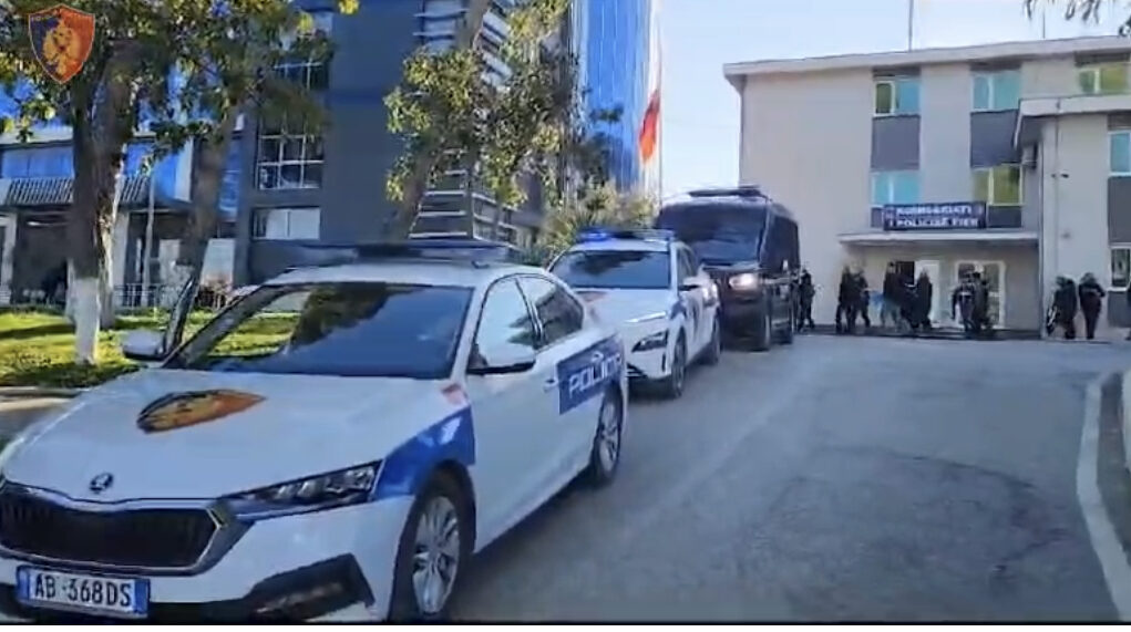 Alarm i rremë në Fier, 68 vjeçari i dehur telefonon policinë: Hajdeni se vrava gruan! 64 vjeçarja gjendet shëndosh e mirë në shtëpi