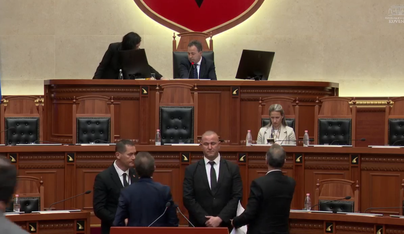 “Nuk ke turp”, Boçi ‘përplaset’ me Peleshin në Kuvend, ndërhyn garda, përjashtohet deputeti i PD