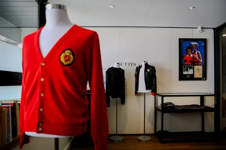 Sendet e Michael Jackson dalin në ankand, doreza ikonike e turneut “Bad” arrin vlera marramendëse