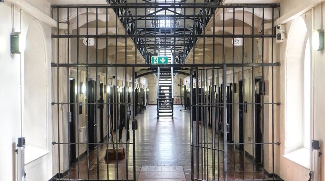 Drejtoria refuzoi t’i transferonte në krahun tjetër, të dënuarit i vënë zjarrin burgut në Greqi