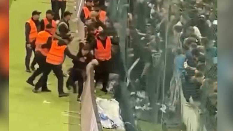 Përleshje në ‘Air Albania’ pas golit të Partizanit, tifozët e KF Tiranës grushta me sigurinë! Policia qetëson ultrasit