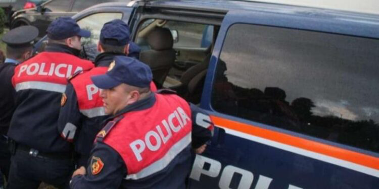 52-vjeçari në Fier qëllon me kallashnikov në ajër dhe kanos një grua, arrestohet nga Policia