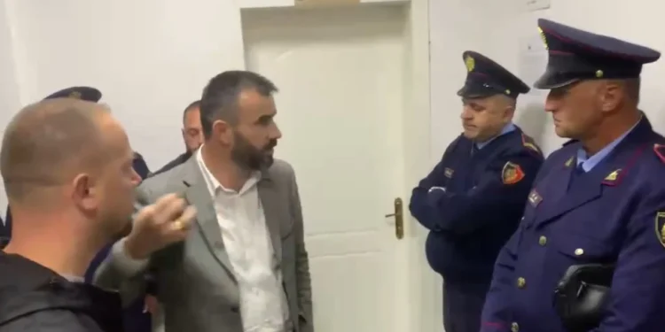 Përplasje për panelet fotovoltaike/ Ndërpritet mbledhja e Këshillit Bashkiak në Bulqizë, efektivët pengojnë hyrjen e banorëve në sallë
