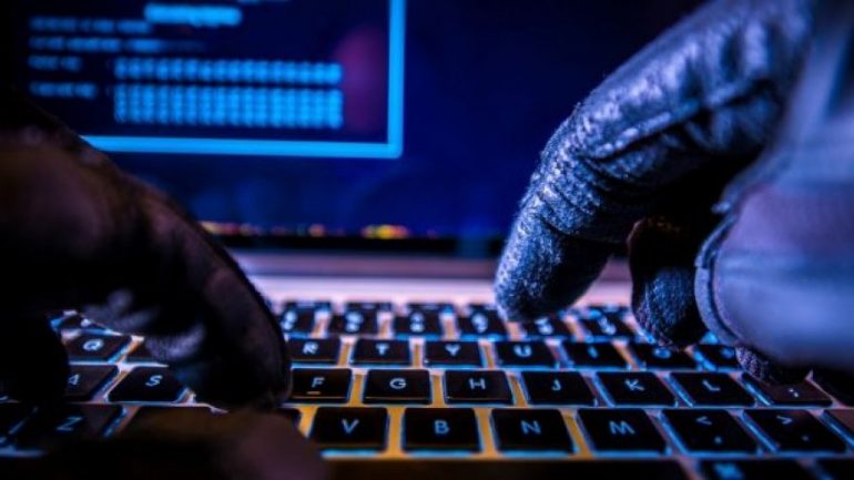 aktiviteti-kriminal-i-hoxhes-ahmed-kalaja-nga-nxitja-e-urrejtjes-tek-sulmet-ndaj-faqeve-online-permes-arber-shimilit-i-denuar-per-plagosje-te-rende-me-dashje